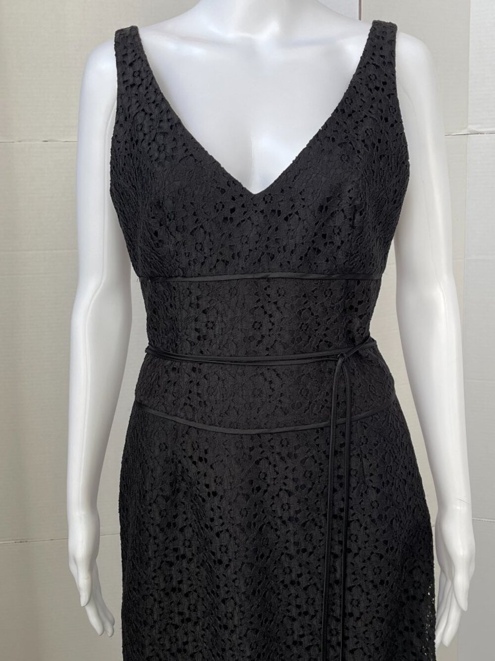 Stunning Laundry Deep V-Neck Black Lace Cocktail Dress sz 6 Like New LBD